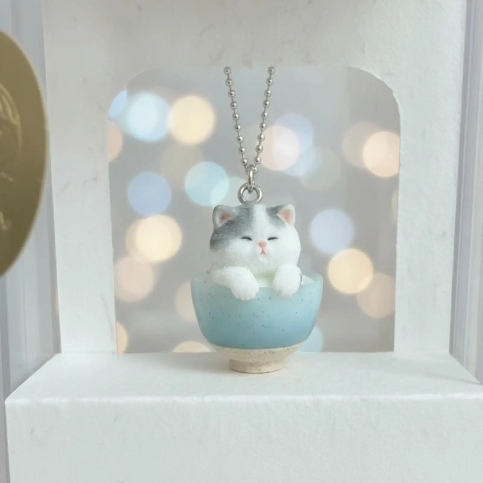 collier-pendentif-chat-endormi-en-resine-avec-accent-argente-accessoire-pour-femme-cadeau-d'anniversaire