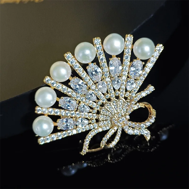 

Retro Ethnic Style High-end Freshwater Pearl Fan Broochpins Female Exquisite and Elegant Zircon Luxury Geometry Pin Corsage