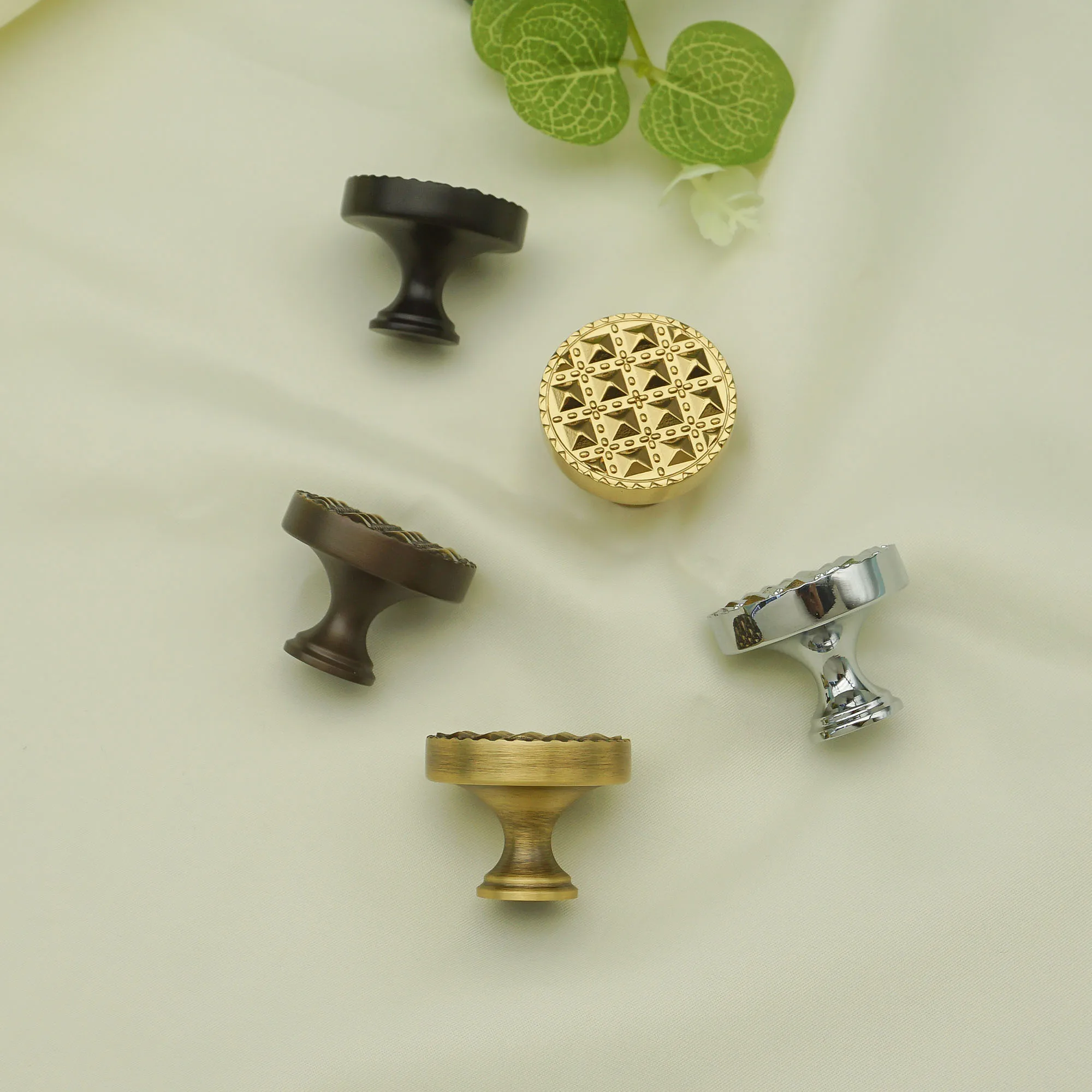 Brass Cabinet Handles Bright Gold / Chrome Drawer Knobs Creative Wardrobe Cupboard Door Pulls Antique Kitchen Accessories