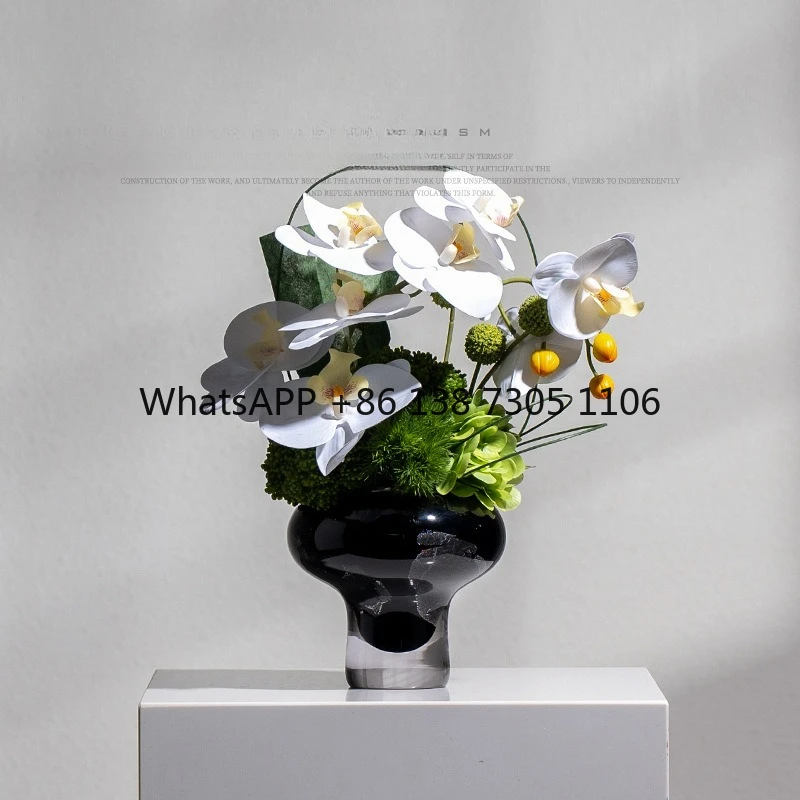 

Торцевая домашняя цветочная сцена с внутренним украшением, современный книжный шкаф, входная ваза, букет