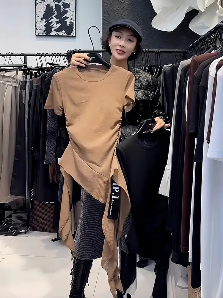 تي شيرت نسائي بأكمام قصيرة بشريط 2025 منتج صيفي جديد ساخن فائق الجمال وتصميم جميل وفريد من نوعه قمة غير منتظمة