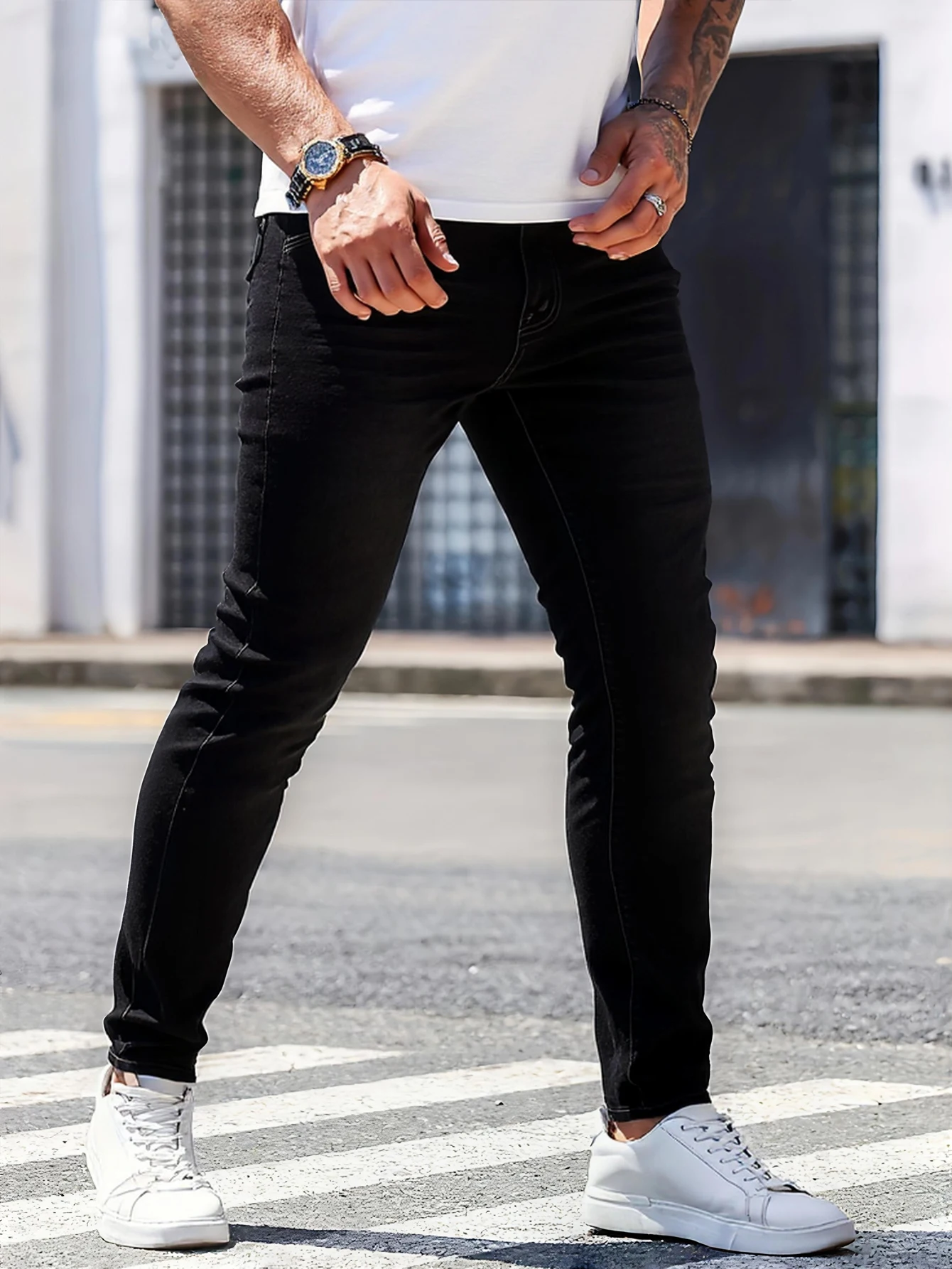 メンズの黒のスリムフィットジーンズ、シンプルで汎用性があり、体の形を美しく輪郭を描き、簡単に上品でスタイリッシュな外観を演出します。