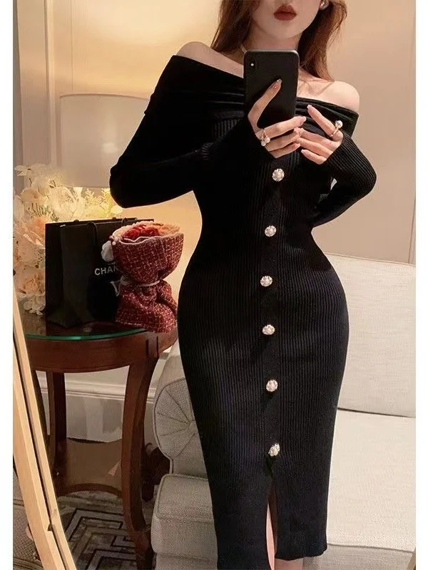 Francuski sweter dzianinowy, dopasowany, długi, damski, jesienno-zimowy, z wysokim stanem, rozcięciem z boku, zakładany na ramię, jako warstwa bazowa.