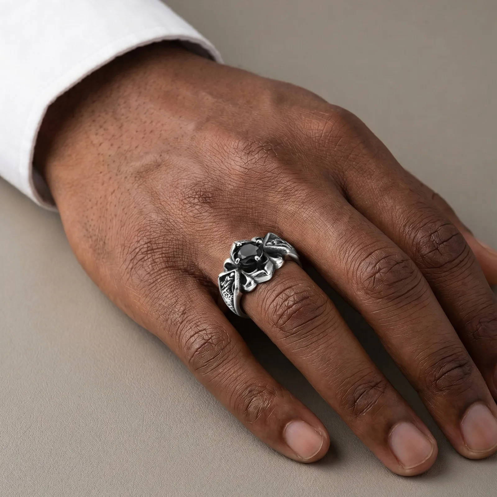 Vintage-Ring mit schwarzem Zirkon für Männer und Frauen, Edelstahl-Siegelring in antiksilberner Farbe, Gothic-Punk-Statement-Schmuck, Geschenk – Detail 4