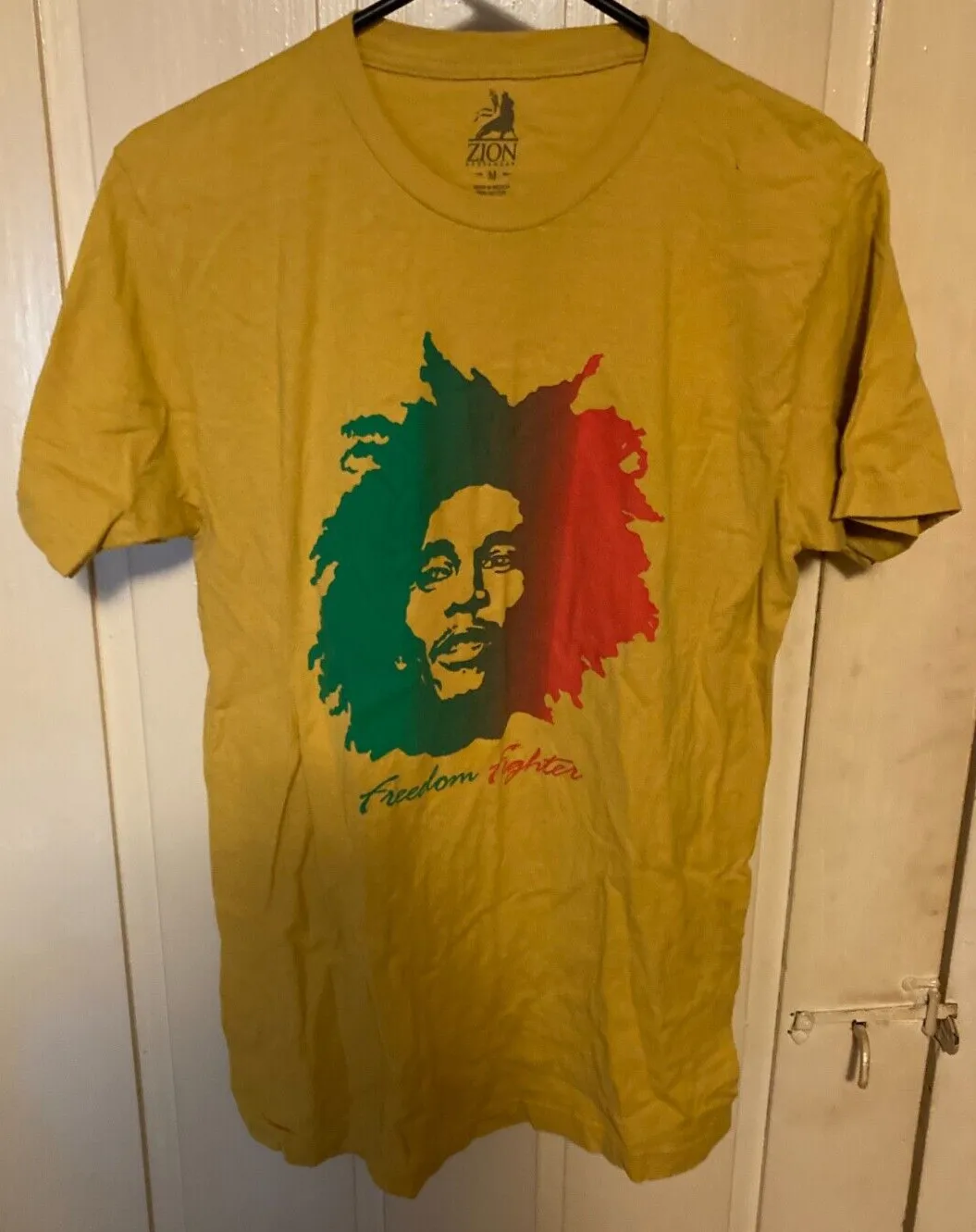 Camisa Zion Amarelo Freedom Fighter Reggae Crew Neck Bob Marley Vintage Médio