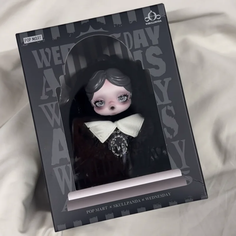 البوب مارت SKULLPANDA x MGM الأربعاء أنيمي الشكل أفخم دمية قلادة صندوق أعمى صندوق غامض دمية مفاجأة هدايا عيد الميلاد
