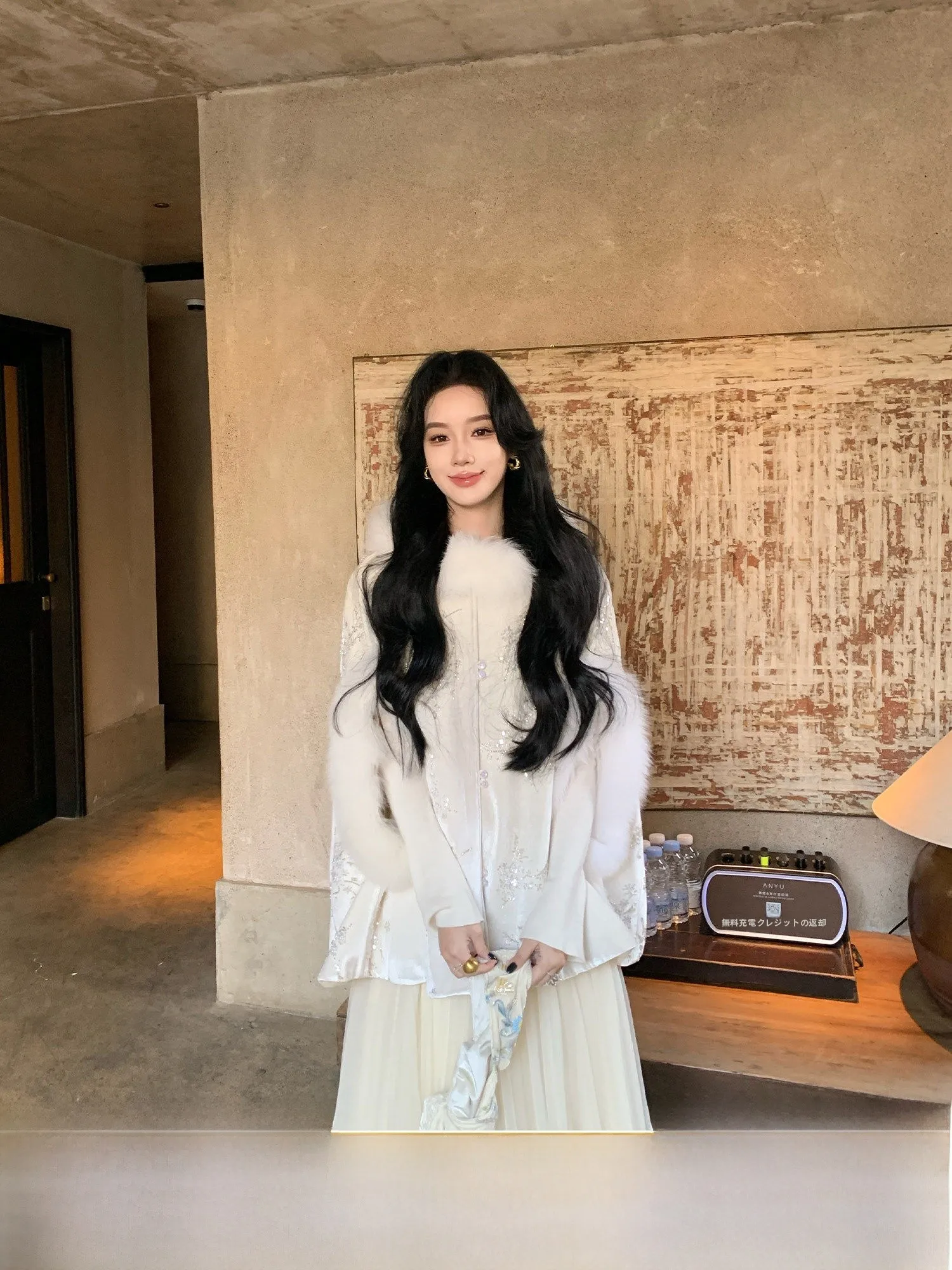 

Limited Time Offer Women's Furry Cloak Top Non-Standard Quality Issues Short Outerwear Polyester Fiber Standard Fit Spring 2026