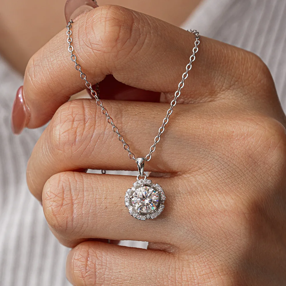 

Lumira Fashionable Plum Blossom Pendant Platinum PT950 Necklace 1 Carat Moissanite Flower Necklace for Women Holiday Gifts