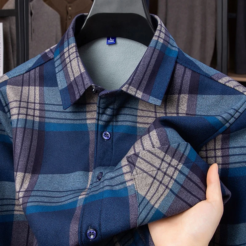 

Autumn 2025 New Style Men's Fleece Lined Thickened Long Sleeve Shirt Pocket Shirt Luxury High-End Casual Comfortable Men's Wear