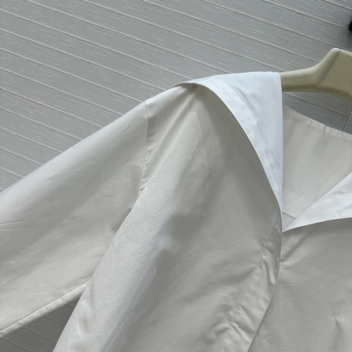 Wysokiej jakości jesienna nowość: damska koszulka z kapturem, długi rękaw, modna i uniwersalna koszulka z kapturem i dekoltem w serek.