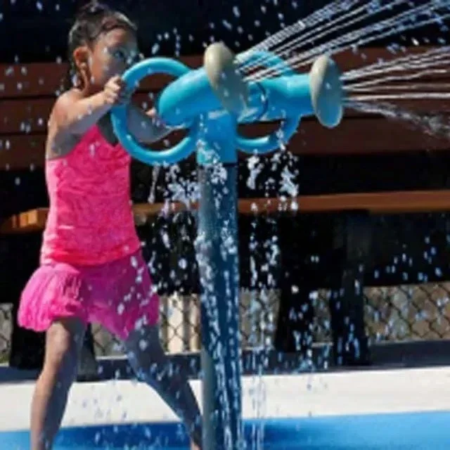 

small splash pads kids water pistol gun for swimming pool