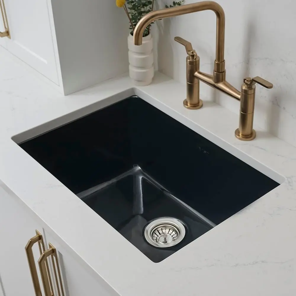 Made of stainless steel – protects the bottom of the sink from impact and scratches and allows water to flow freely.