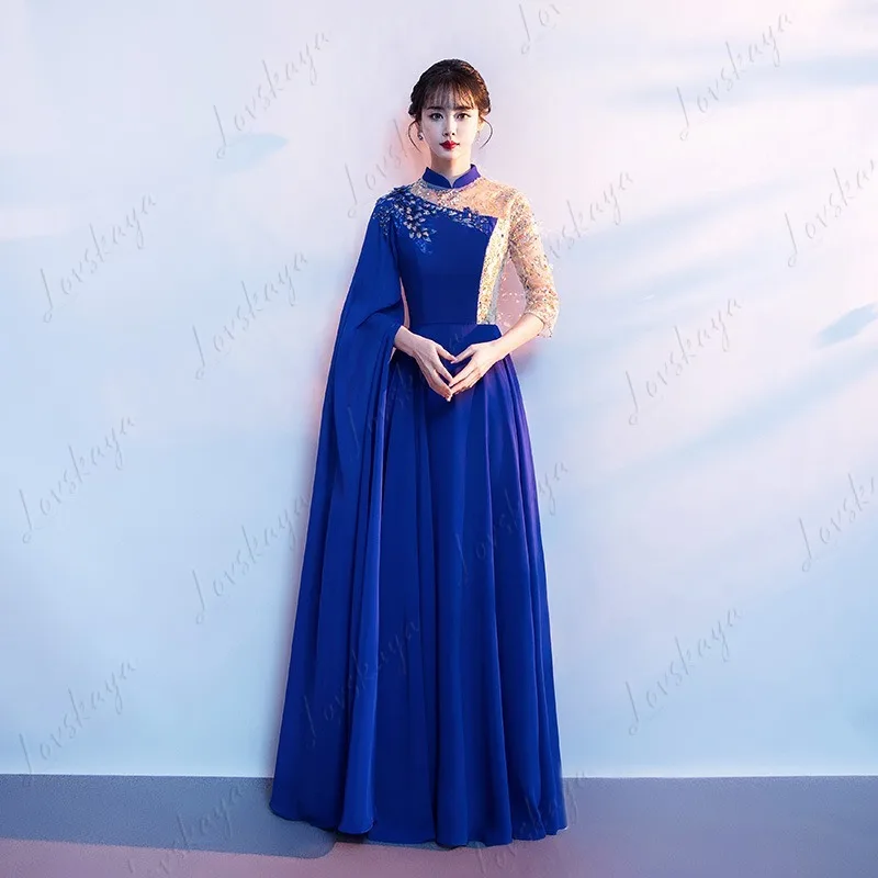 Die Performance-Kostüme für die Big Chorus Group When Singing Red Songs. Die formelle Kleidung des Chores. Langes formelles Kleid.