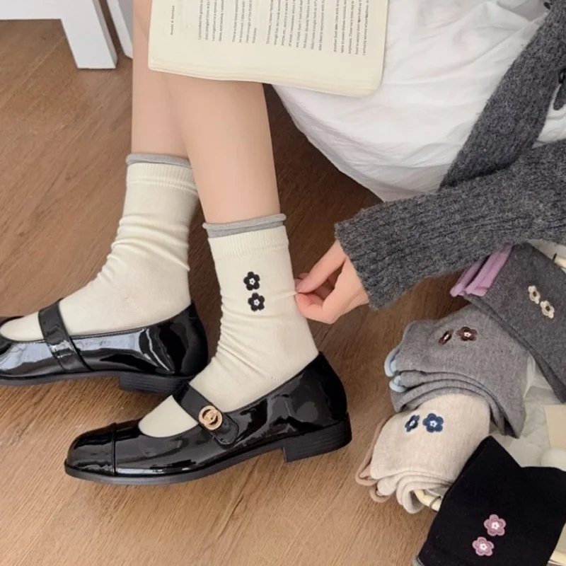 Damen-Crew-Socken aus Baumwolle mit doppelter Blumenstickerei, koreanischer Stil, Instagram, niedliche, atmungsaktive Slouchy-Socken, Frühherbst-Mode