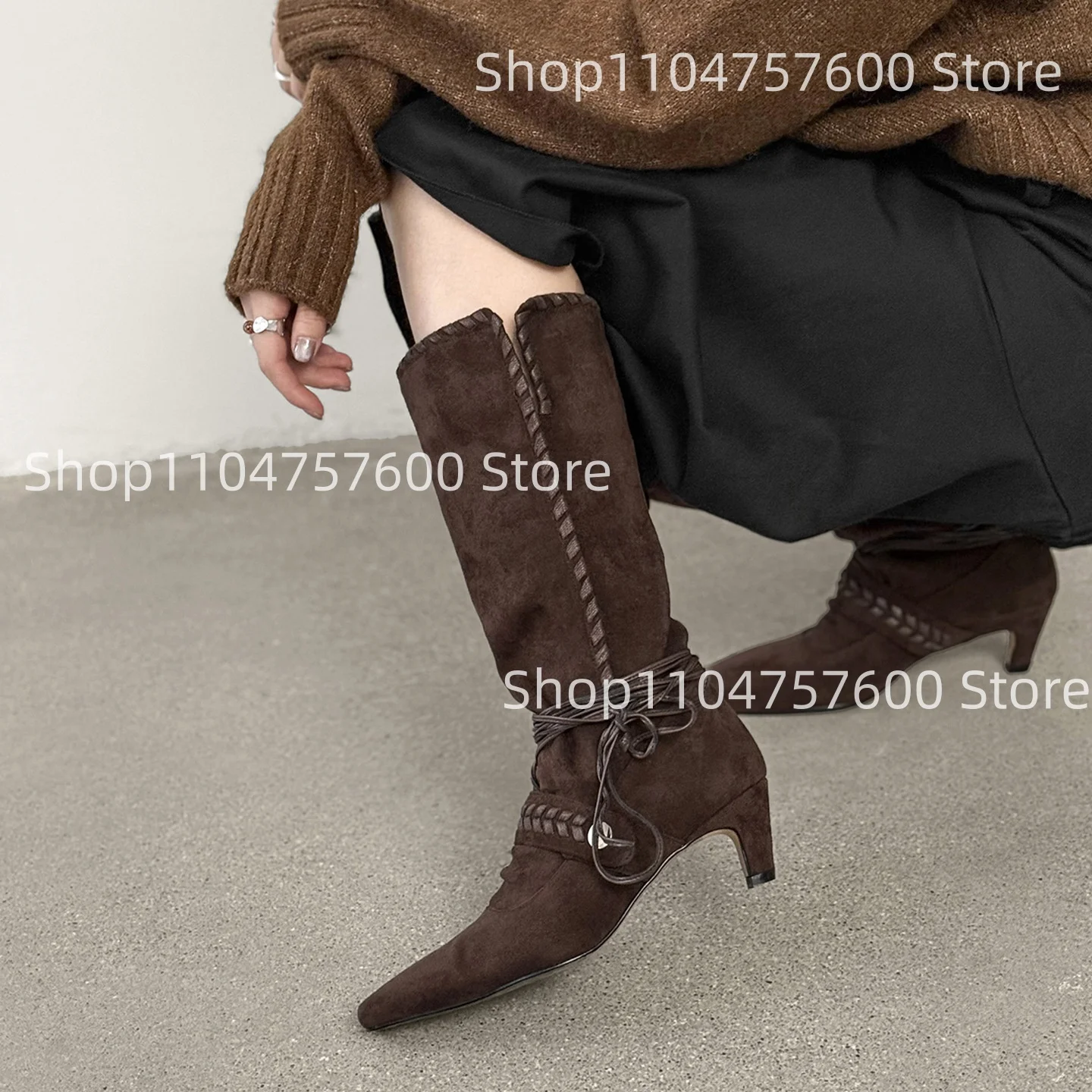Stivali medio alti in pelle scamosciata beige da donna Dettagli intrecciati Stivale design con lacci Punta a punta Tacco gattino Eleganza Retro Ladies Botas