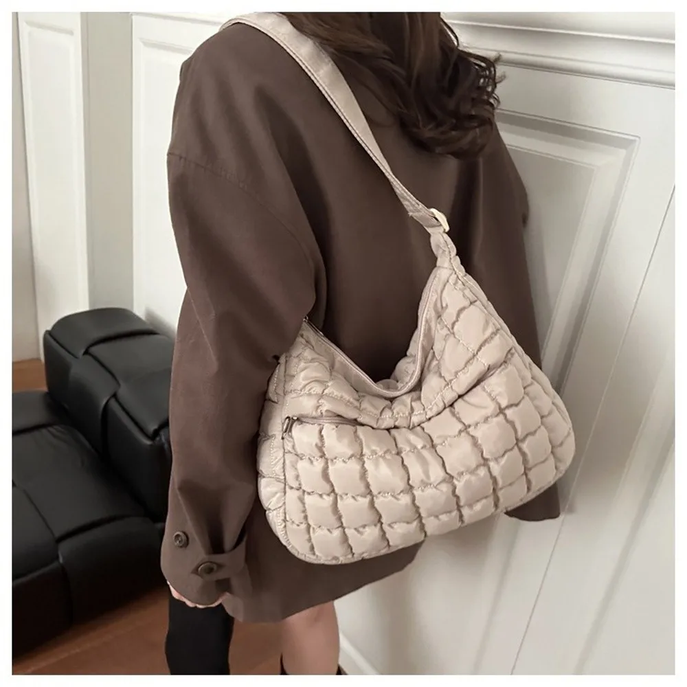 Gesteppte Puffer-Schultertasche mit Verstellbarem Riemen Einfarbige Gepolsterte Crossbody-Tasche aus Nylon mit Großer Kapazität Unterarmtasche für Damen – Detail 8