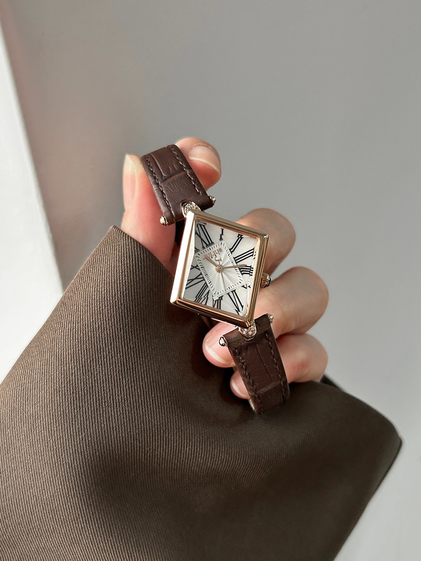 2025 New Retro Mother-of-Pearl Shaped Light Luxury High-end Women's Watch Women's Designer Watch Women's Gift