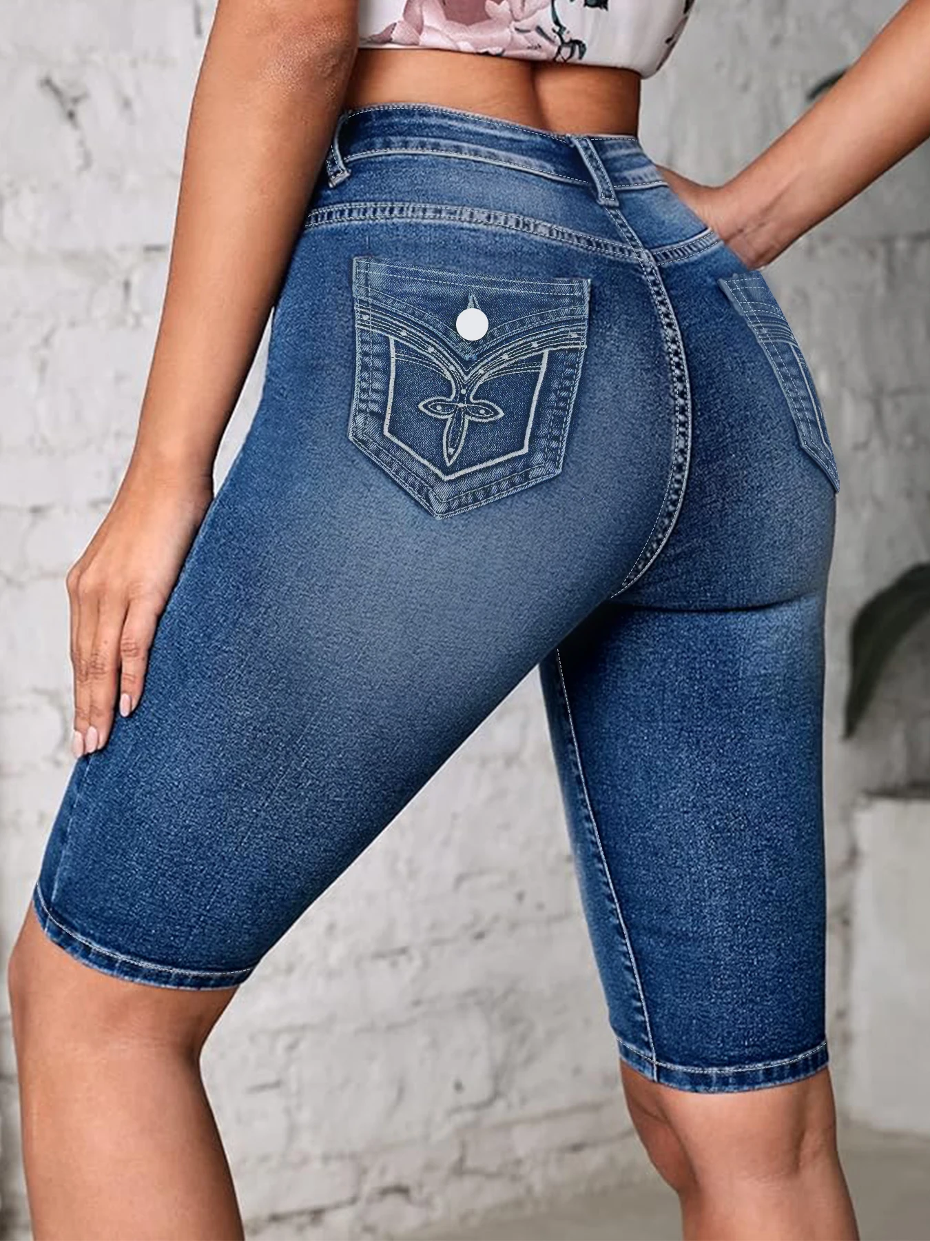 جينز دينم عالي الخصر مقاس كبير للنساء جيوب عصرية مع تطريز مغسول للتخسيس بطول خمسة أرباع جينز دينم