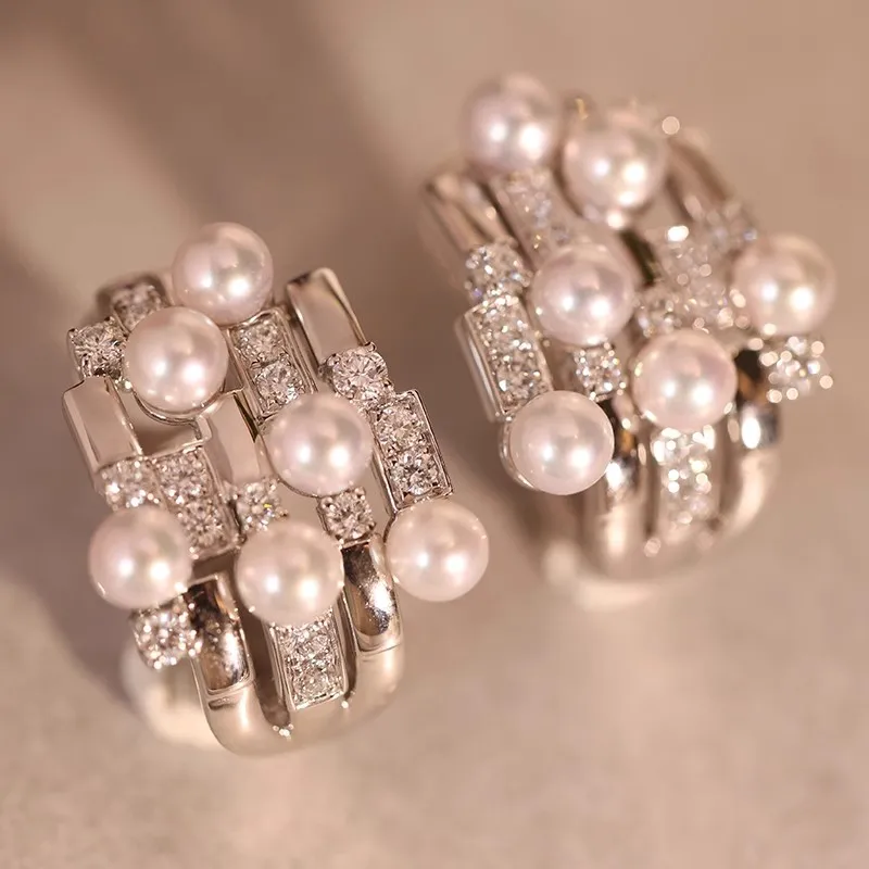 Huitan Anmutige Creolen für Damen, moderne, stilvolle Piercing-Ohrringe mit Kunstperlen, modischer Partyschmuck, Geschenke