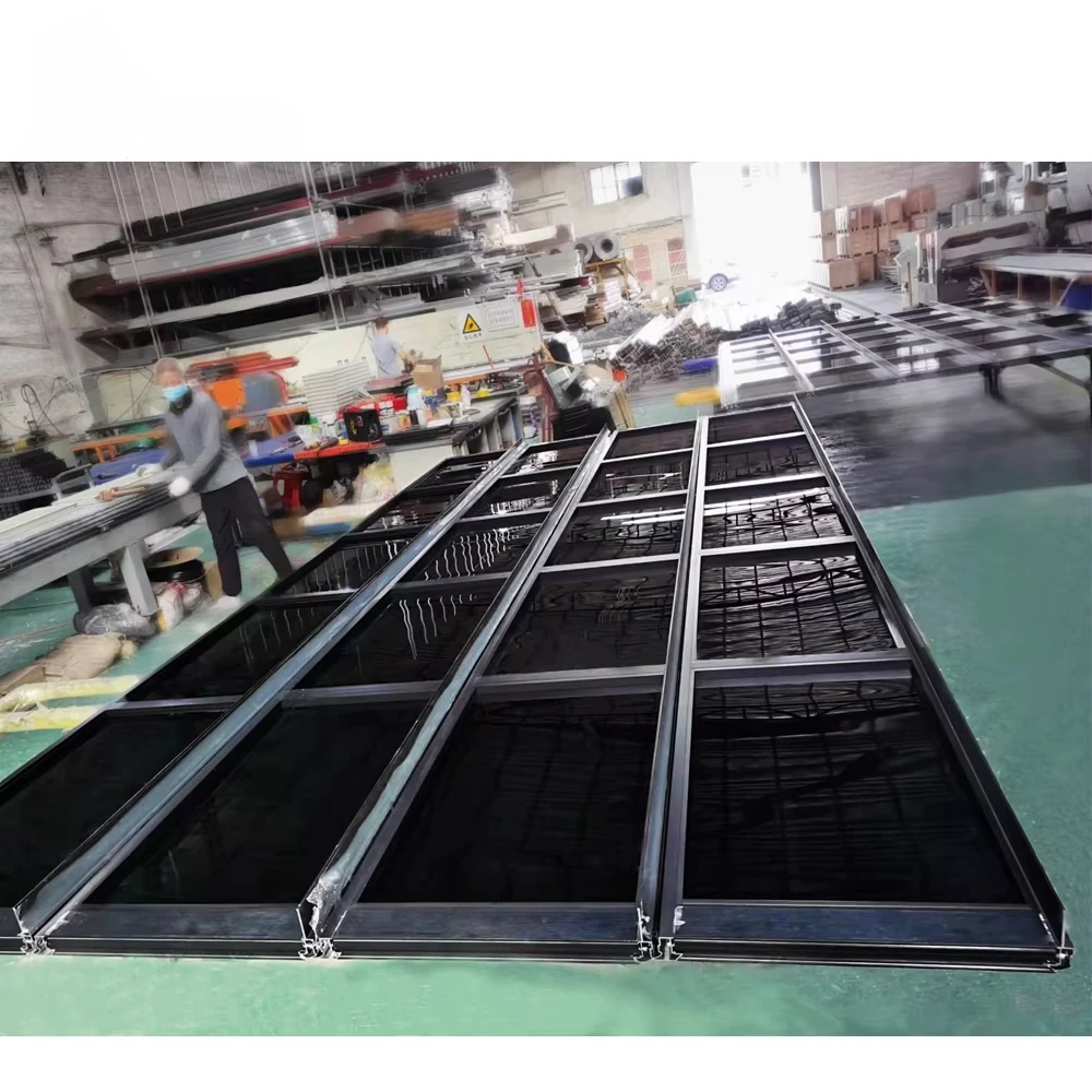 Автоматические черные алюминиевые матовые стеклянные секционные гаражные ворота для жилых помещений