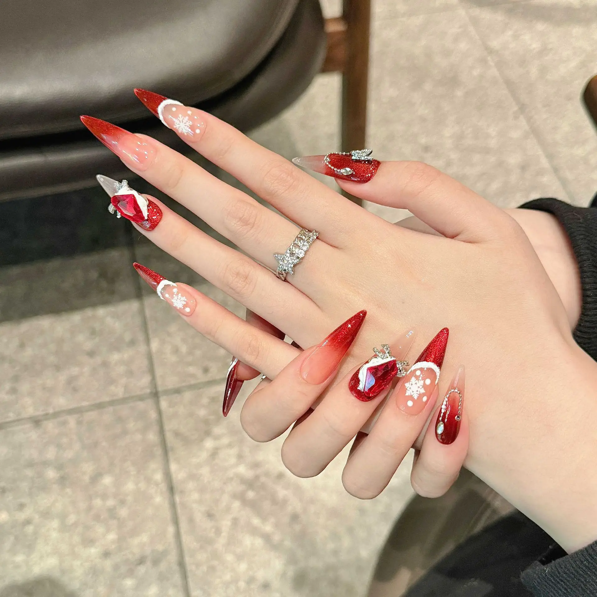 Stampa natalizia romantica fatta a mano sulle unghie Vino sfumato Occhio di gatto rosso Unghie finte francesi Dipinto a mano Fiocco di neve Unghie finte lunghe