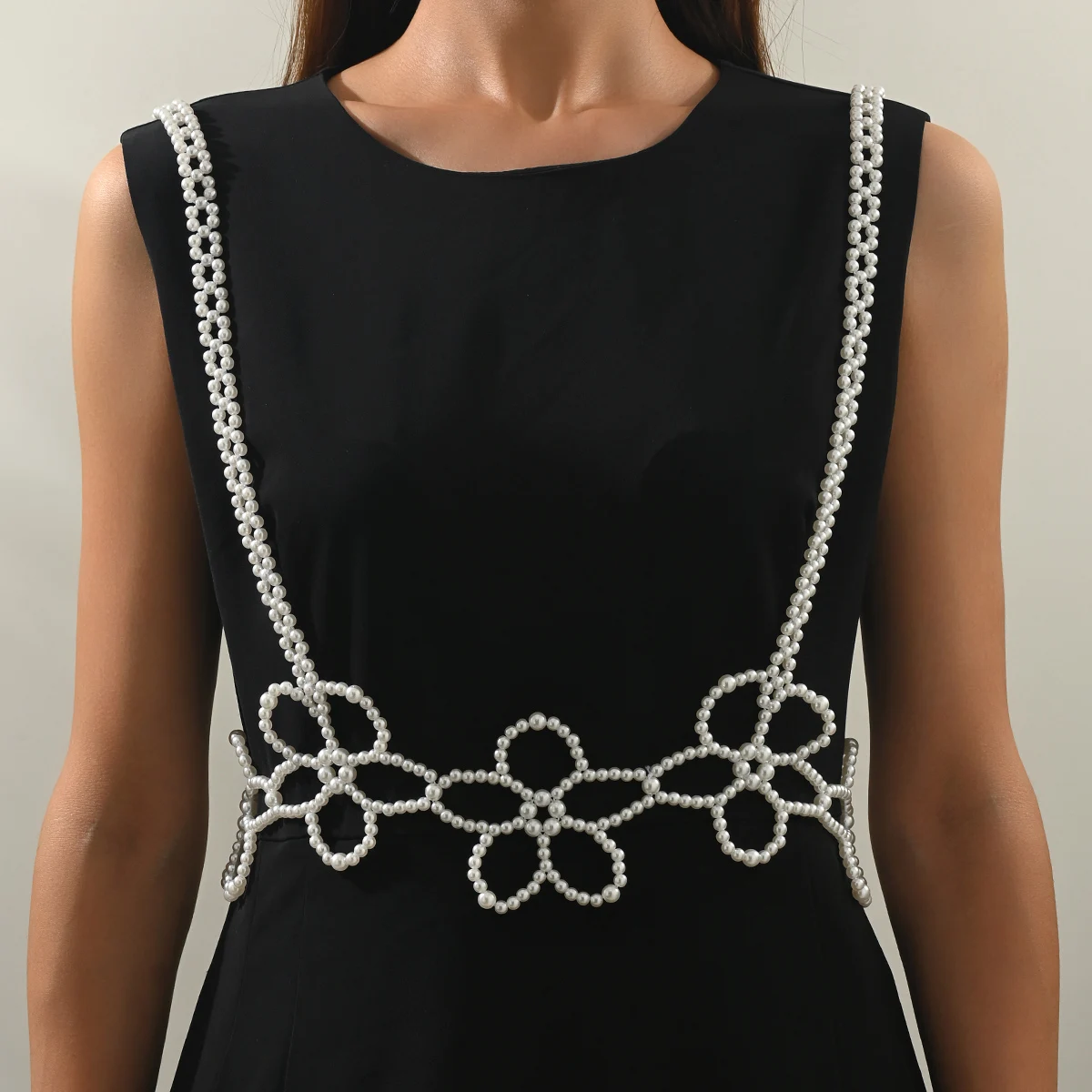 

A Solid-Color Hand-Beaded Flower-Shaped Woven Retro Court-Style Wedding Accessory Shoulder Strap For Brides