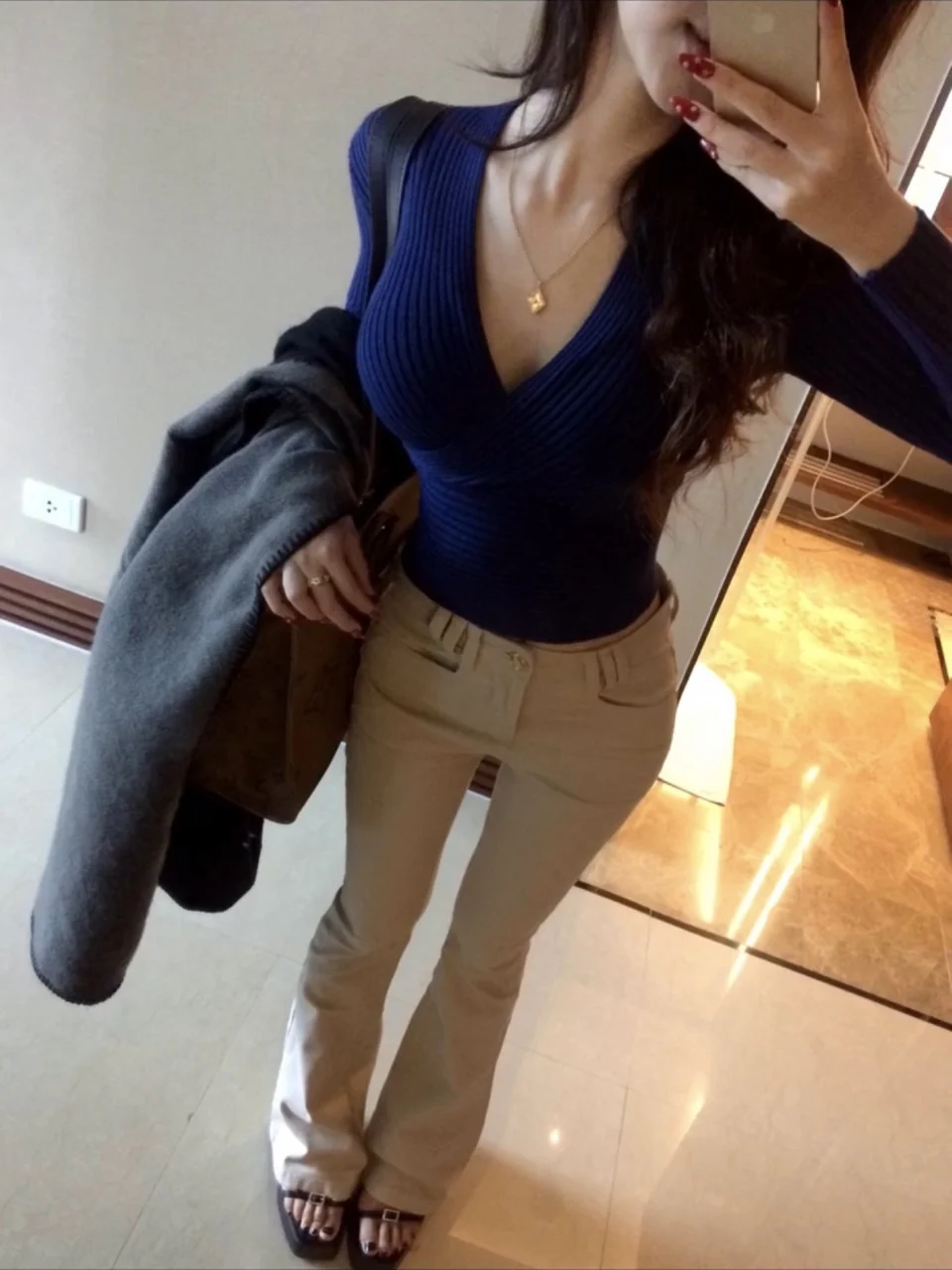 Top Aderente a Maniche Lunghe con Scollo a V in Maglia per Donna, Abbigliamento Interno Alla Moda Autunno Inverno, Stile Coreano Elegante per il Lavoro