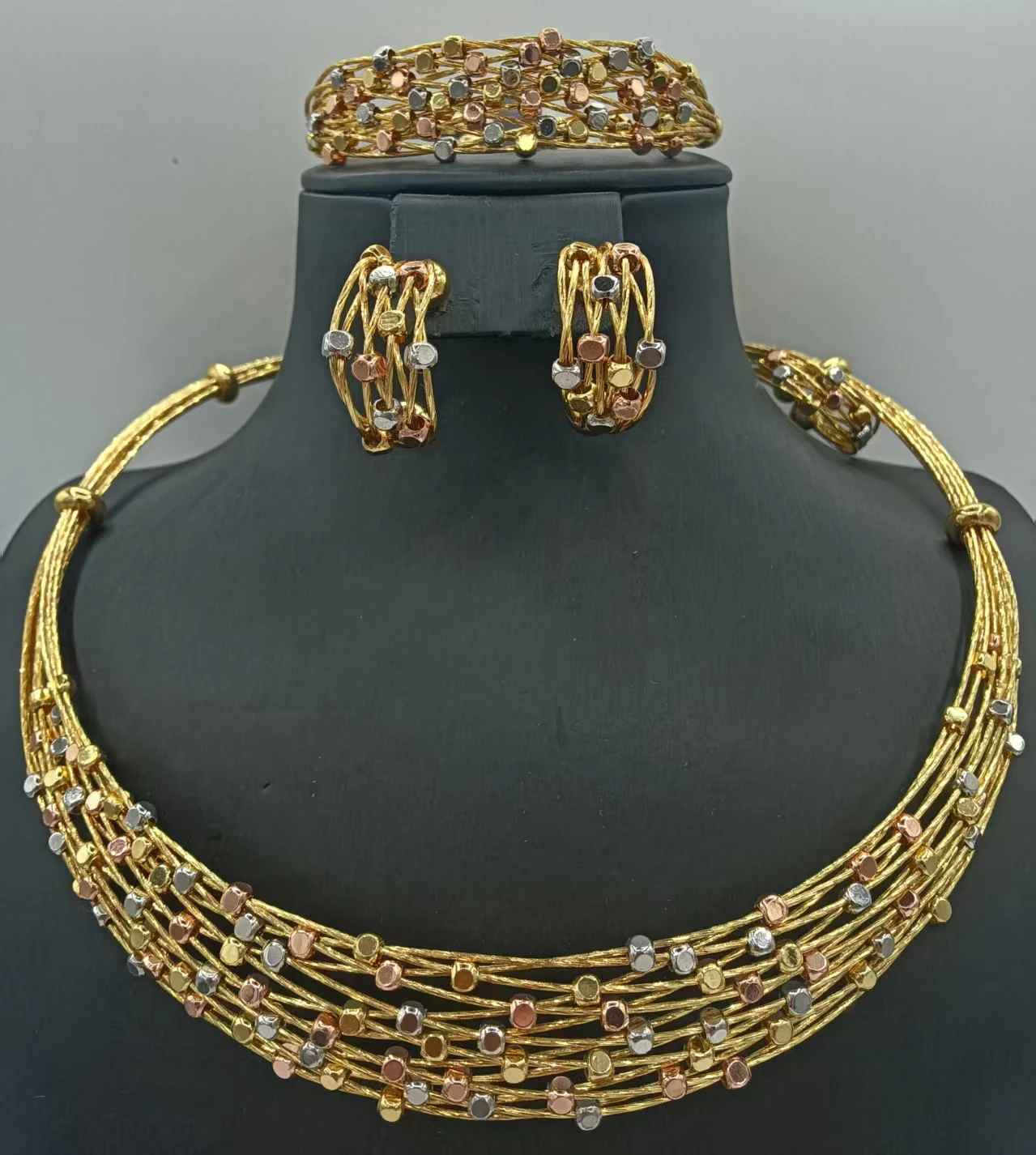 elegante-set-di-gioielli-placcati-in-oro-a-tre-tonalita-con-fili-a-strati-e-perline-a-disco-liscio-collana-bracciale-e-orecchini-da-donna-stile-dubai