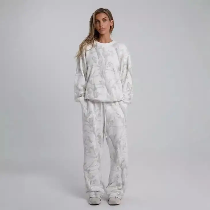 

2024 Womens Camouflage Sweatshirt Maple Leaf Design Fashionable Casualwear Suitable for Spring Summer Seasons