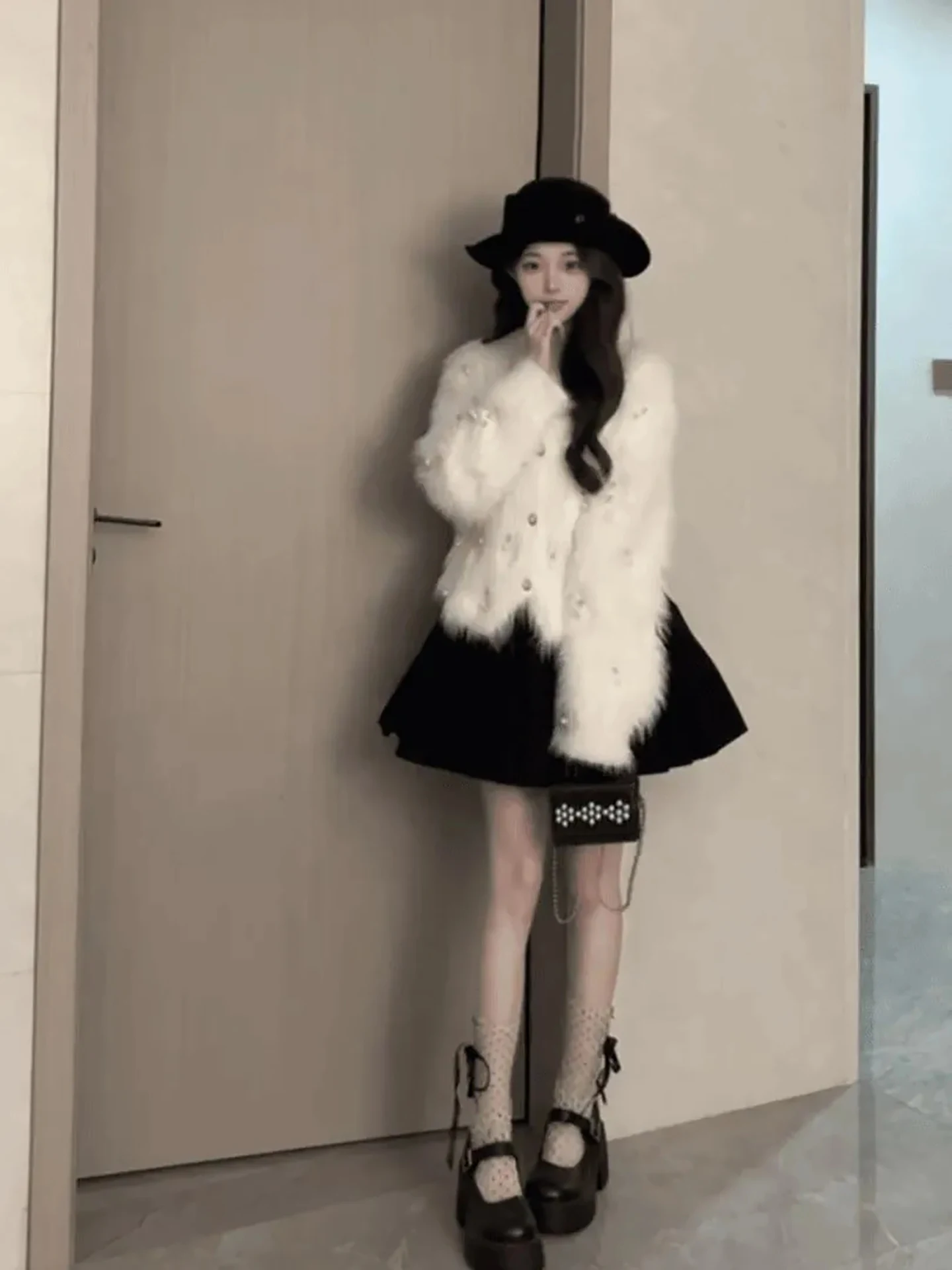 Damski kardigan z perełkowymi guzikami, biały, puszysty, rozpinany, wyszczuplający sweter, kurtka zimowa 2025, luźny krój, idealny na co dzień i do pracy.