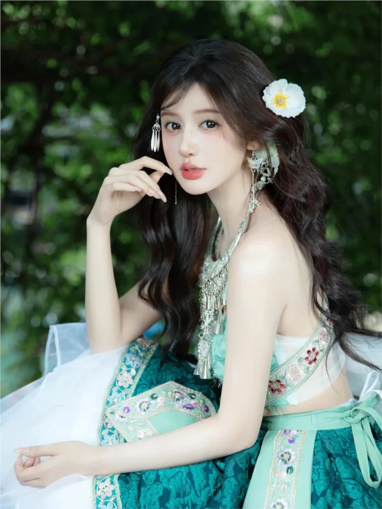 

Photography of a green strapless embossed lily flower-patterned chiffon dress