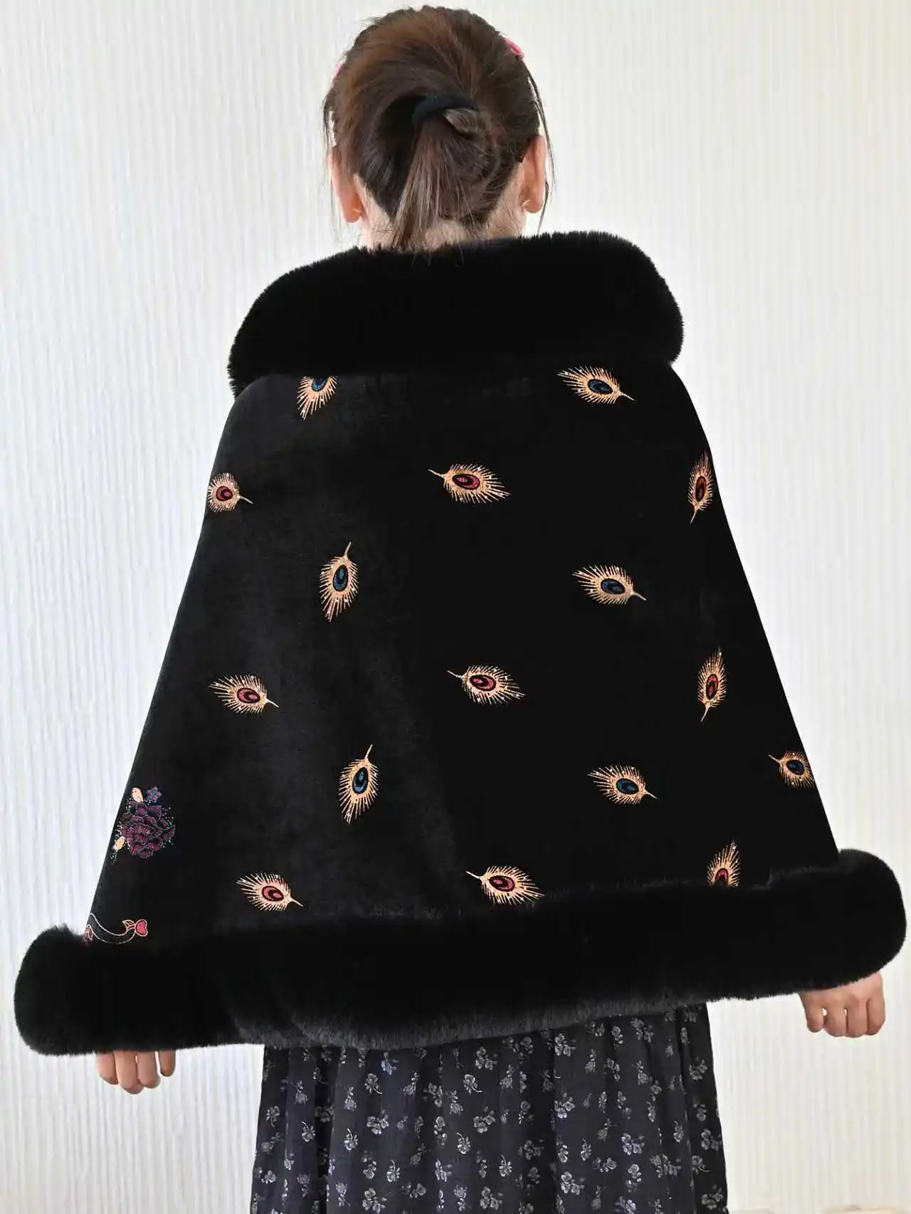 Faux fur Collar Shawl,Cape Femme，Manteau Femme Hiver，Poncho Femme，Velvet Printing Technology with Peacock Pattern Decoration