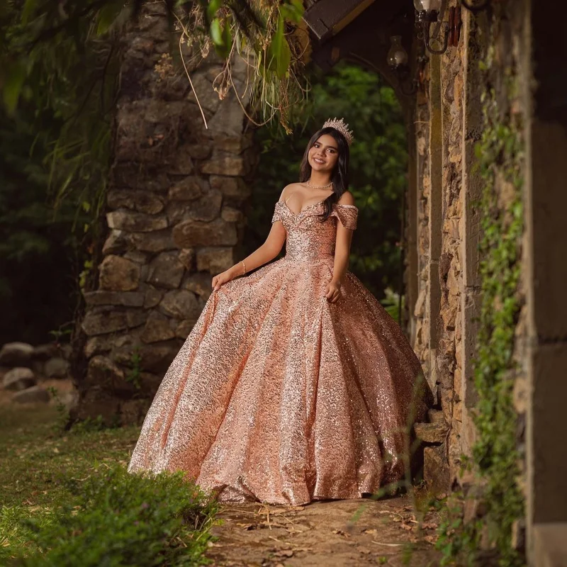 

Блестящее платье для квинсеаньеры цвета розового золота с открытыми плечами, украшенное кристаллами и длинным шлейфом, vestidos de 15 Quinceanera. ﻿ Индивидуальный заказ