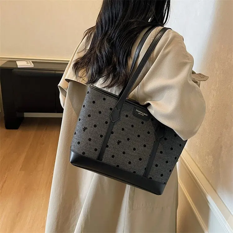 

The new 827 commuter tote bag is simple and large-capacity casual shoulder bag, underarm bag, retro handbag, versatile.