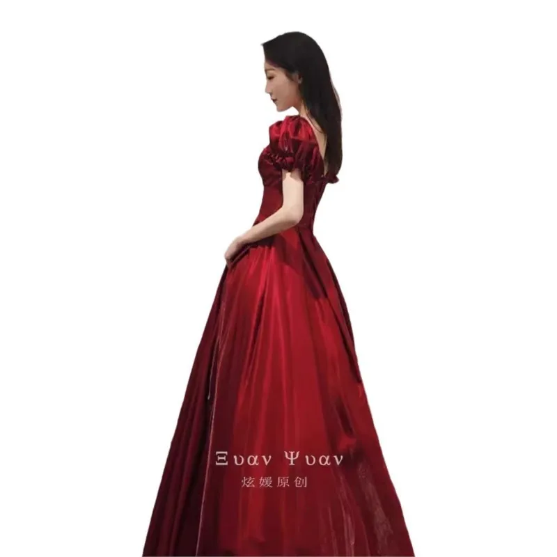 새틴 소재의 와인 레드 색상의 신부 들러리 드레스 (잔치용)