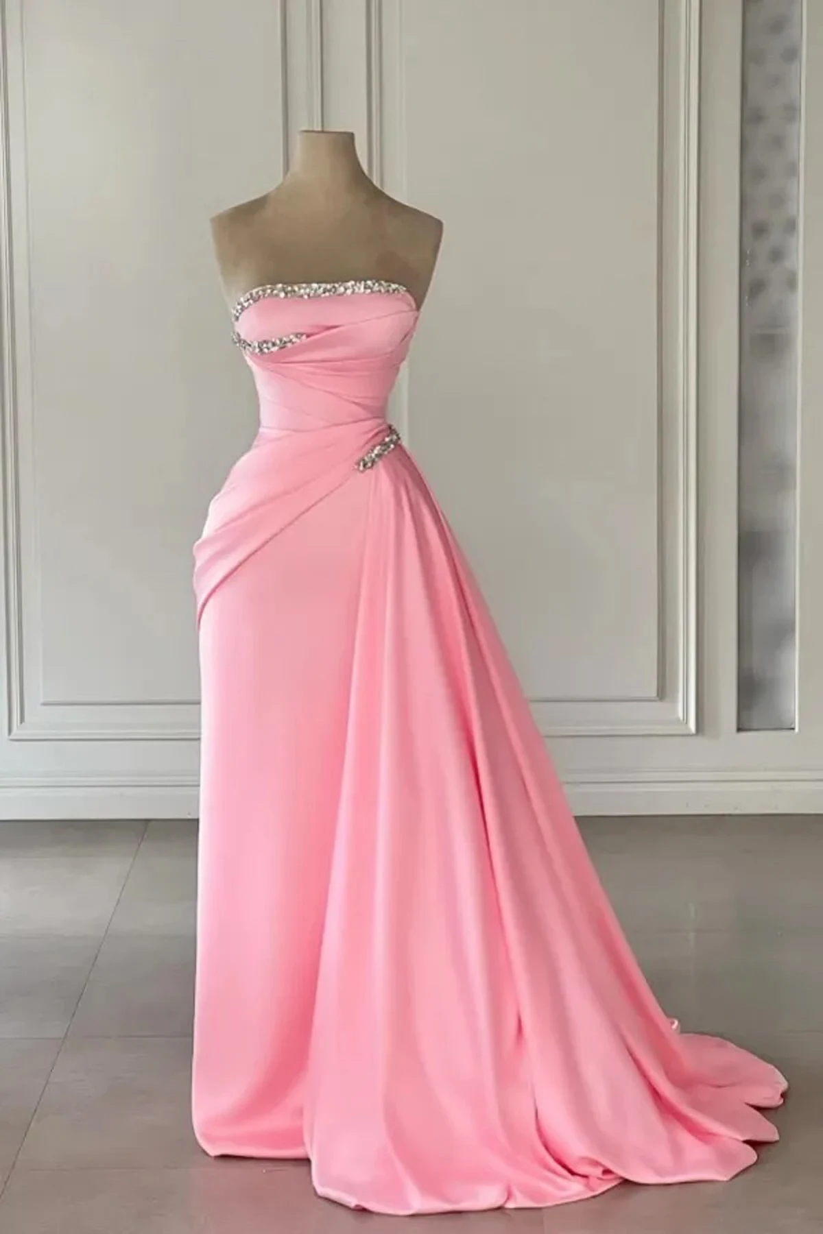 أنيقة بدون حمالات عارية الذراعين الوردي فساتين لحضور الحفلات الموسيقية 2025 مطرز الطيات فساتين السهرة الساتان رداء دي سواريه فستان وصيفة الشرف بسيط