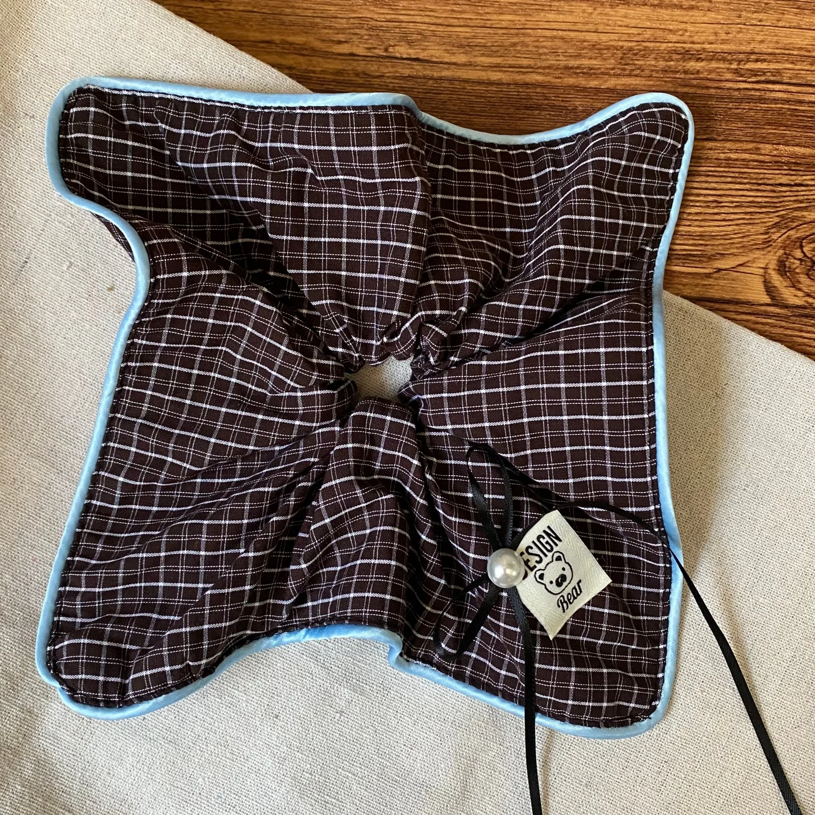 1PC 헤어 액세서리 세트, 브라운 체크무늬 리본과 블루 트림이 있는 스크런치, 곰 라벨, 소녀들을 위한 귀여운 헤어 장식