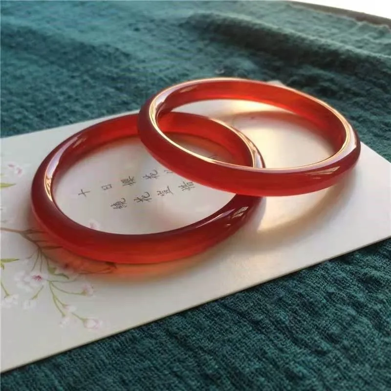 

Red Round Bar Chalcedony Agate Fashion Temperament Bracelet Women's Model