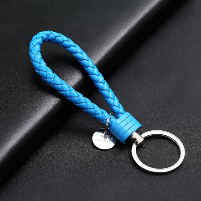 Porte-clés en cuir PU tissé à la main, accessoires de voiture, alliage, pendentif pour couples, lanière colorée populaire pour la décoration des clés, vente en gros