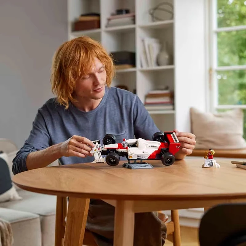 The new MP4/4 racing car and Ayrton Senna10330 mechanical brick assembly building blocks children's boy model toy gift