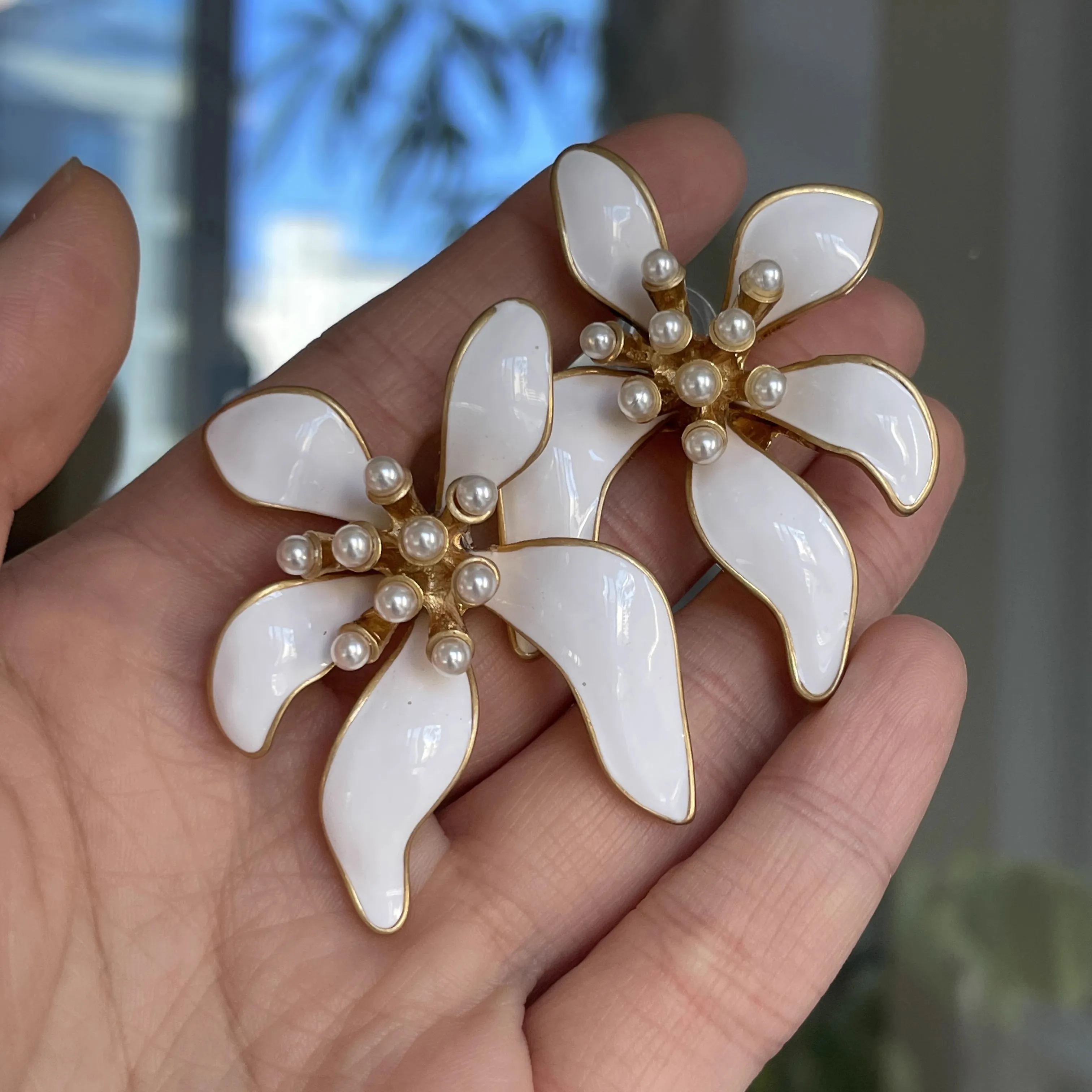 Vintage Metal Flowers White Drops Glaze Enamel Earrings for Women European American Style Personality Holiday Jewelry Gifts