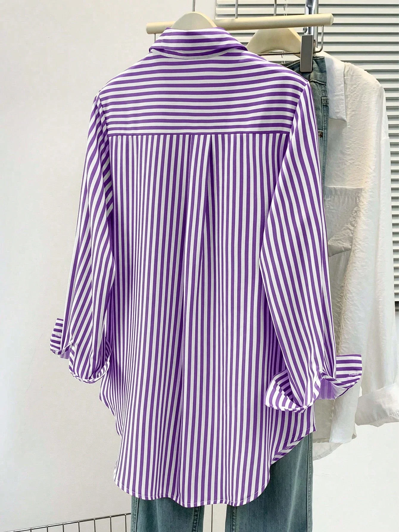 

Женская свободная блузка в полоску с заостренным воротником и длинными рукавами на пуговицах для повседневной офисной носки