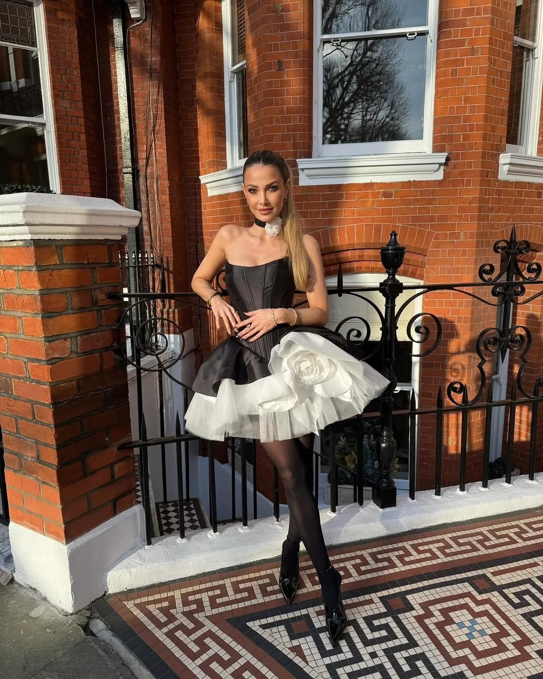 ชุดเดรสออกงานสั้น 2 สี แฟชั่น ชุดราตรีสีดำขาว แต่งระบายดอกกุหลาบ สไตล์เก๋ไก๋สำหรับผู้หญิง ชุดออกงานทางการ ชุดแต่งงาน ชุดเดรสสำหรับงานแต่งงาน