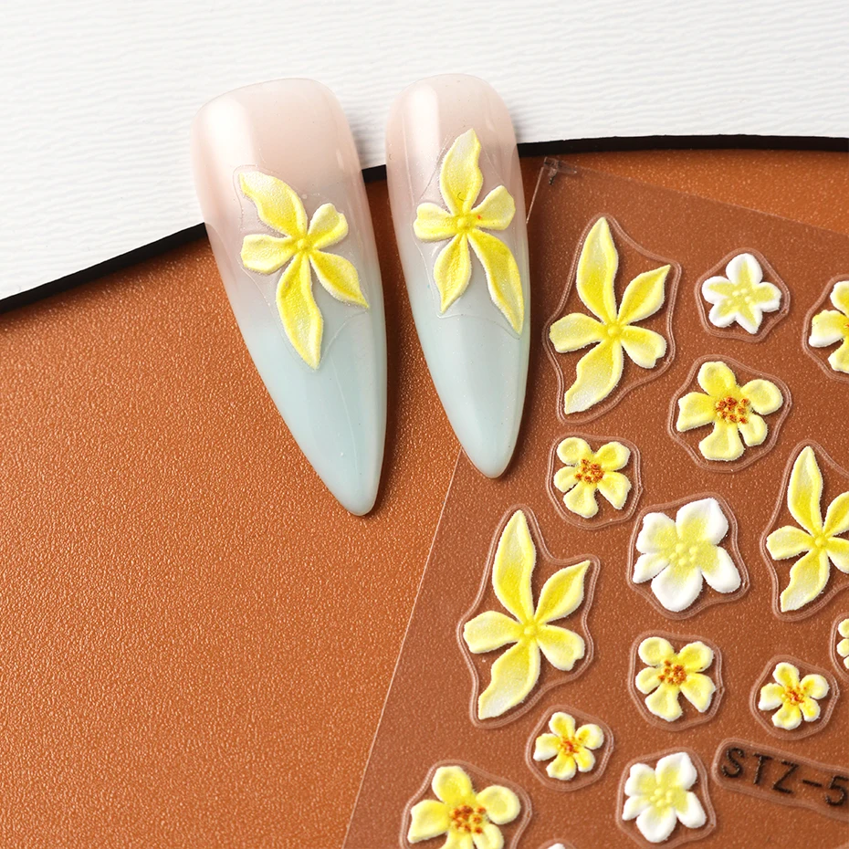 2 pezzi 3D Frangipani Fiore Decalcomania per unghie Fiori gialli Petali Fiore Nail Art Sticker 5D Adesivo Slider Foil Decorazioni per manicure