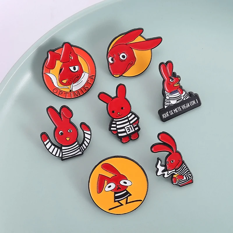 الأحمر أرنب المينا دبابيس أنيمي الأرنب الكرتون الزخرفية بروش التلبيب شارات ظهره الإكسسوارات والمجوهرات هدية لمحبي صديق