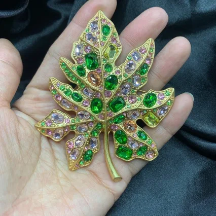 Vintage Gold Maple Leaf Brooch Multi Color Rhinestone Inlaid Leaf Pin Women Wedding Banquet Coat Dress Statement Jewelry