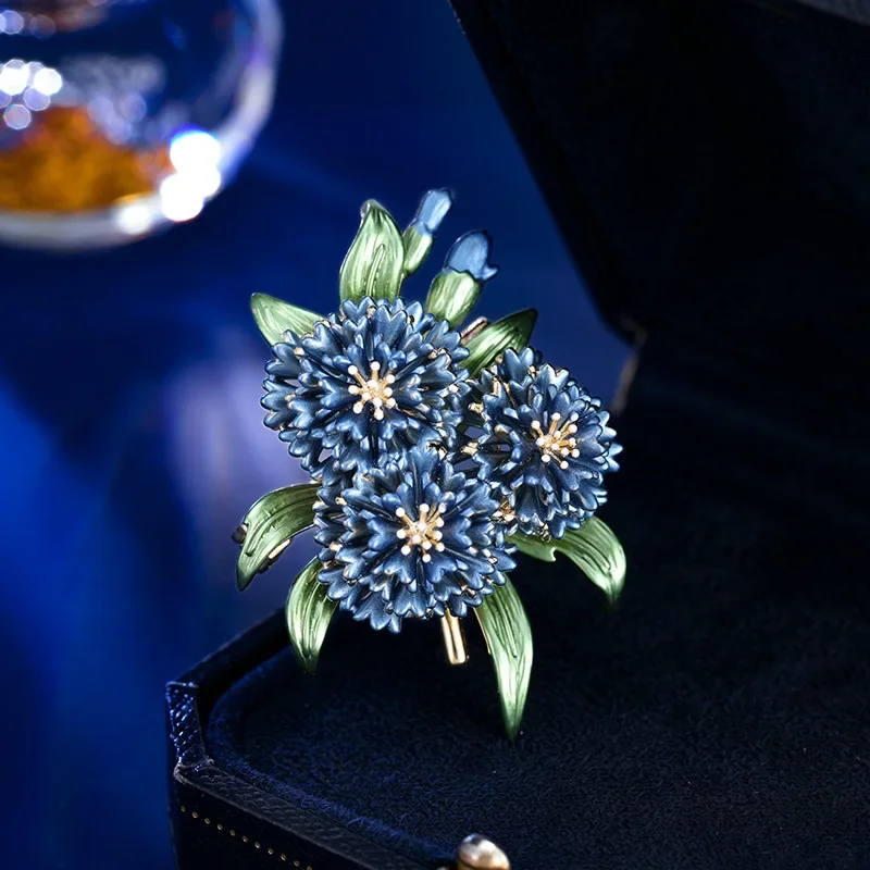 Модная брошь с гортензией, модный антибликовый аксессуар для пальто, чувство дизайна, нишевая брошь-булавка для женщин