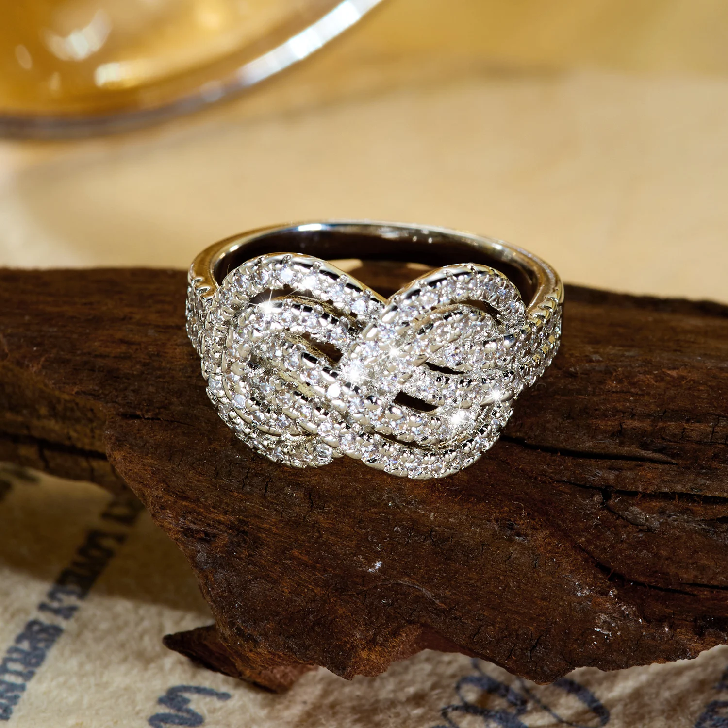 Kreuzknoten-Ring aus Kubischem Zirkonia und Kupfer für Frauen, Verflochtenes Seil-Design, Symbolischer Minimalistischer Stapelbarer Fingerschmuck – Detail 6