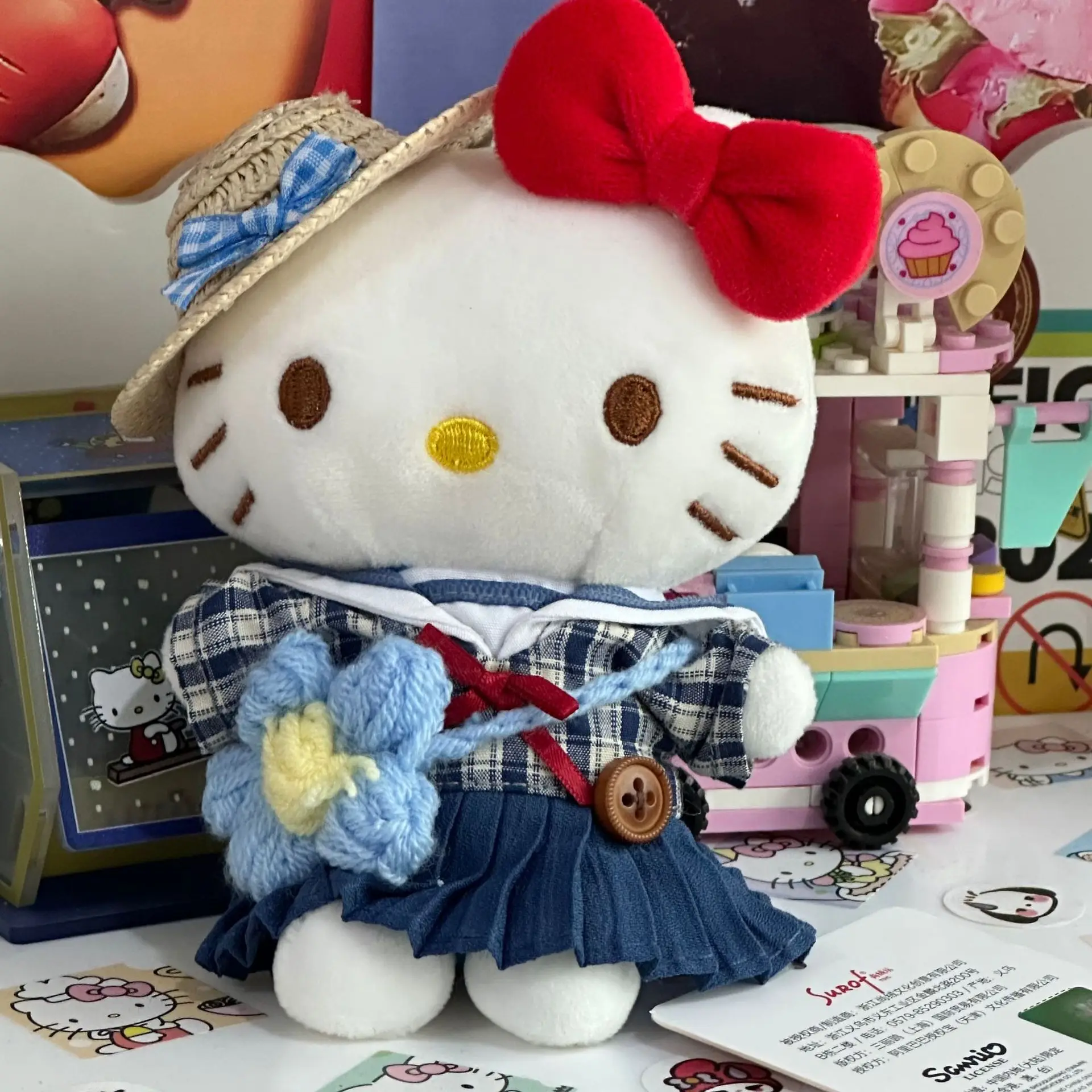 

Плюшевый брелок Hello Kitty: Кукла-подвеска в клетчатом матросском топе, плиссированной юбке и вязаной сумке через плечо с цветами – милый аксессуар для повседневного декора