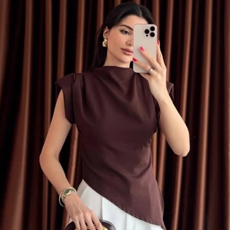 HXAO المرأة تي شيرت مطوي بلايز غير متناظرة صيف 2025 أسود أحمر بني المرأة عادية تكدرت شق سليم بلا أكمام تي شيرت